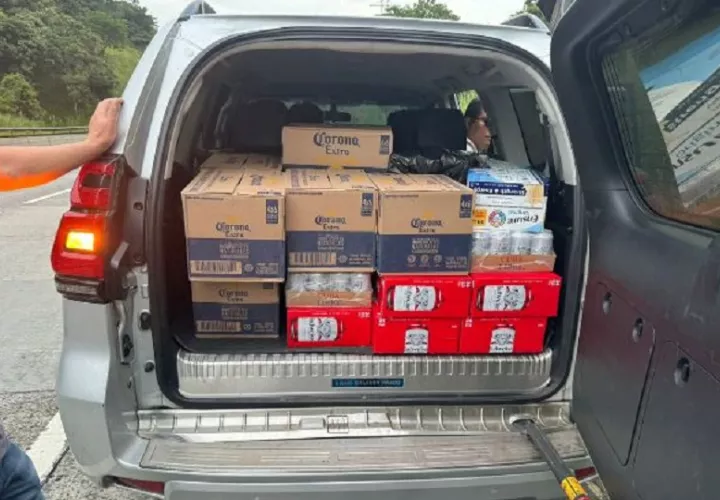 Los inspectores de aduanas en Colón, lograron el decomiso de 68 cajas de cerveza, 30 cajas de licor tipo gim y una caja de ron sin la debida documentación que acredite su tendencia legal. Foto. Cortesía