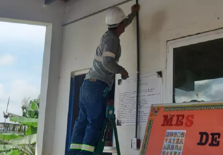 La instalación de paneles solares en una residencia debe pasar por los permisos del Cuerpo de Bomberos de Panamá, el municipio y las distribuidoras. Foto. Diomedes Sánchez
