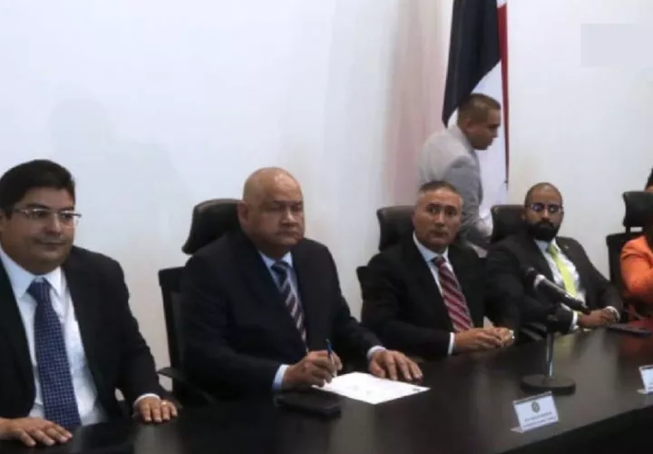 Miembros de la comisión de Economía y Finanzas de la Asamblea Nacional. Foto: Cortesía