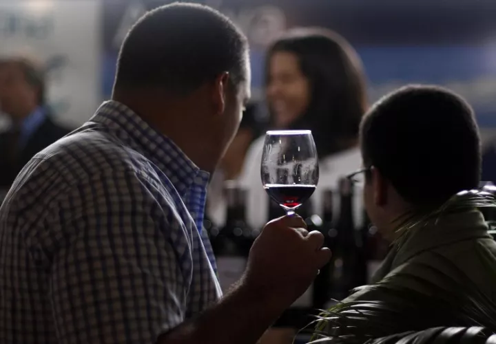 No hay evidencia que indique que el alcohol se relaciona con una vida más larga. Foto: EFE