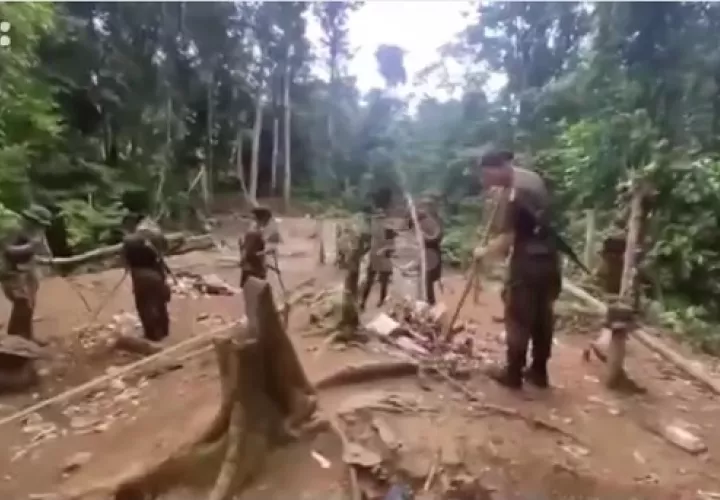 Imágenes en las que se ve las cercas próximas a un monolito que delimita ambos países.