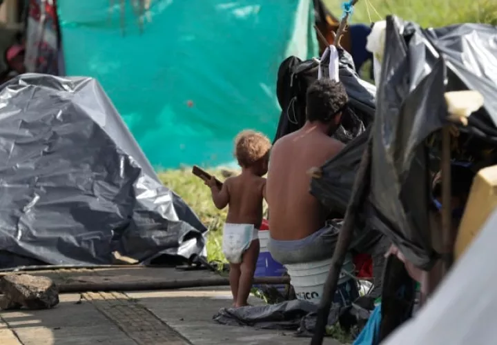 El tránsito de migrantes tiene impacto en las comunidades locales, entre ellos en el aspecto emocional. EFE