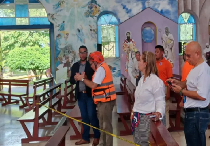 La Alcaldesa de Chiriquí y expertos del Sinaproc evaluaron la situación de la catedral. Foto. Sinaproc