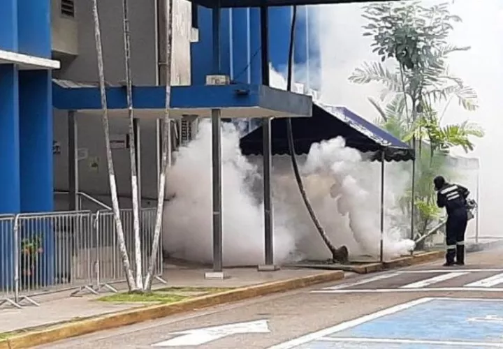 Fumigación de las instalaciones de salud de la CSS. Foto: Cortesía