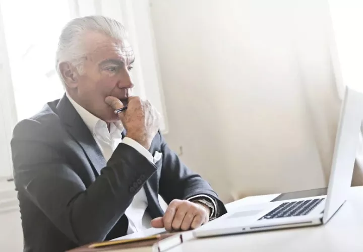La erradicación de la discriminación por edad es una prioridad crucial. Foto: Pexels