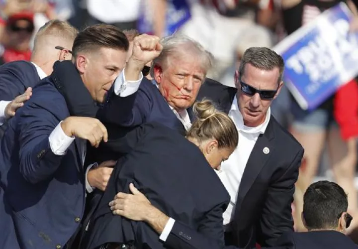 El expresidente estadounidense Donald Trump es sacado del escenario por el Servicio Secreto tras sufrir un atentado.
