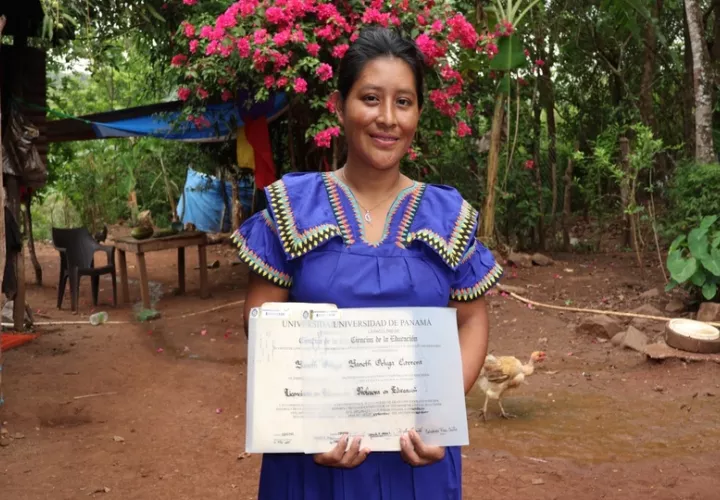 Yaneth Ortega muestra con orgullo sus títulos universitarios. Foto: Cortesía/Mides