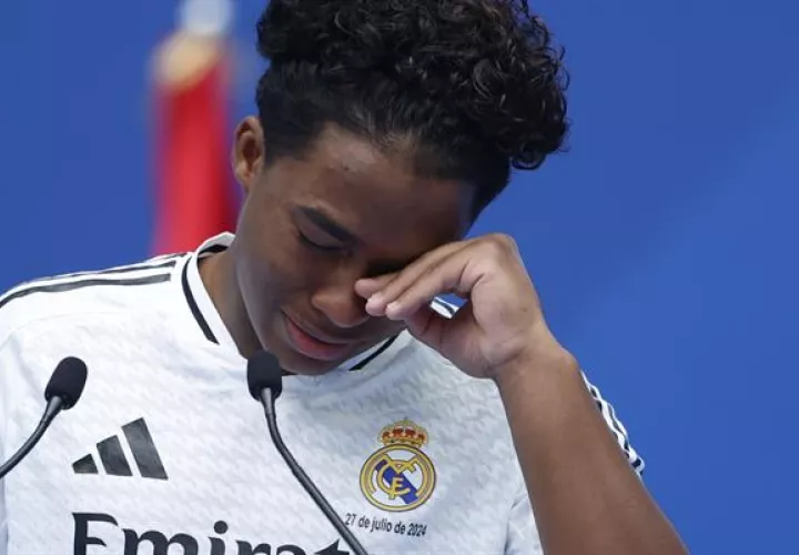 El delantero brasileño Endrick durante su presentación como nuevo jugador del Real Madrid, en el estadio Santiago Bernabéu. 