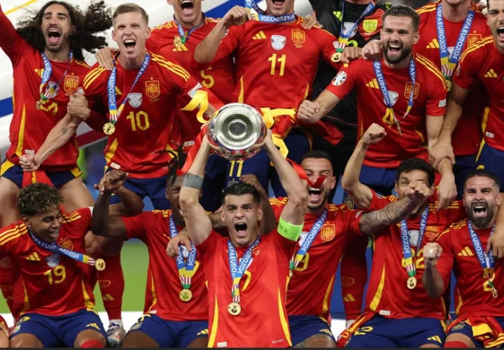 Álvaro Morata levanta la copa ante el júbilo de sus compañeros. Foto: EFE