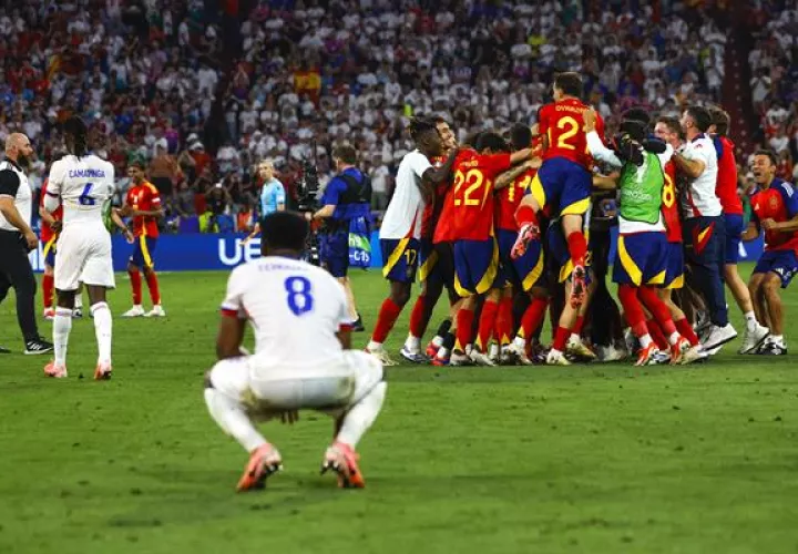 Jugadores de España festejan su pase a la semifinal de la Eurocopa, los de Francia se lamentan. Foto: EFE