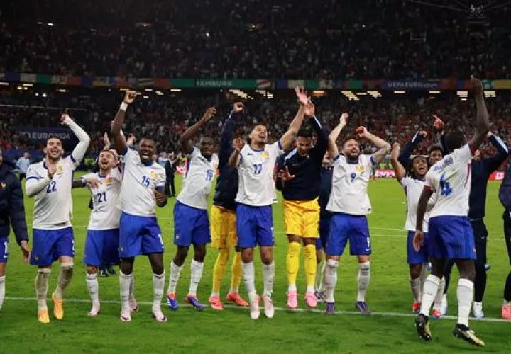 Jugadores de Francia celebran su clasificación a semifinales en la Eurocopa. Foto: EFE