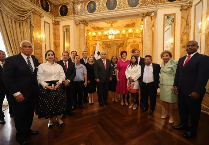 Los nuevos gobernadores junto al presidente José Raúl Mulino. Foto: Cortesía