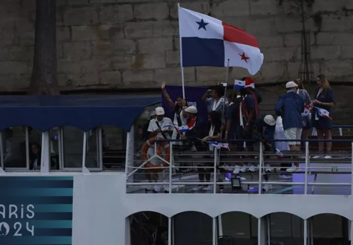 Hillary Heron con la bandera panameña en mano, saluda a la afición. Foto: EFE