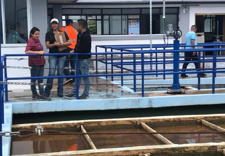 El nuevo gobernador enfatizó que, aunque hay varios desafíos que enfrenta la provincia, el agua potable es un tema crítico que afecta tanto la salud pública como el desarrollo económico. Foto. Thays Domínguez