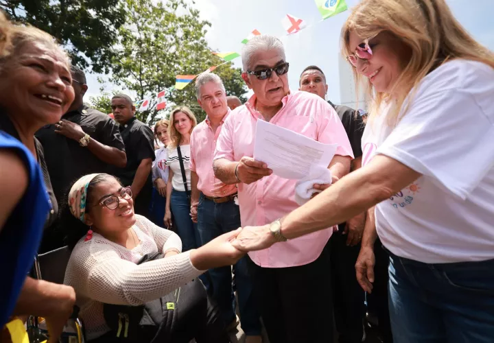 Primera Dama saludando a los presentes.