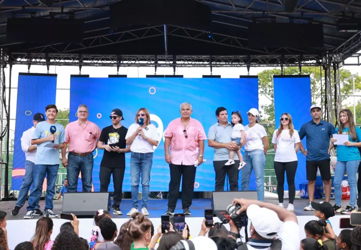 Autoridades del Gobierno junto al presidente y primera dama en la tarima.