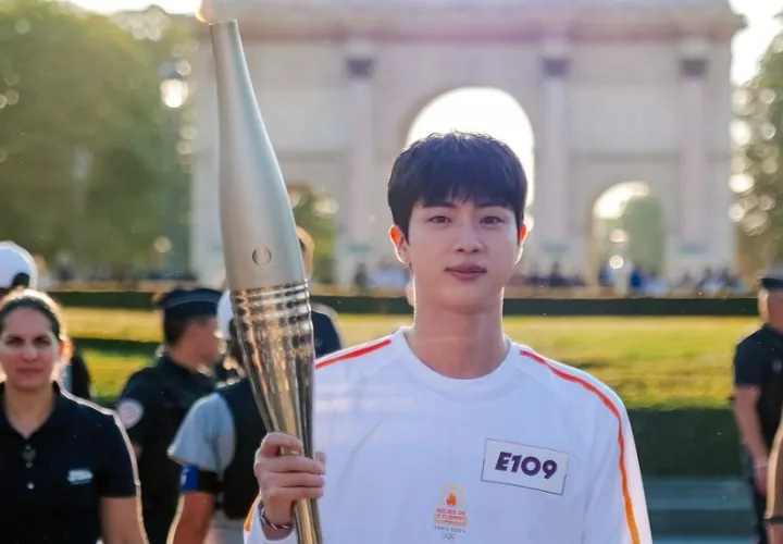 Jin en su recorrido por la Pirámide del Museo del Louvre. Foto: @paris2024