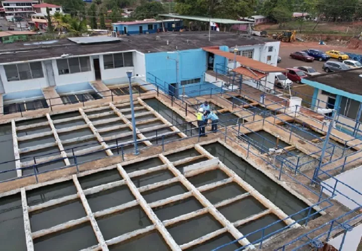 Mientras se realicen estos trabajos de mantenimiento el Idaan apoyará con carros cisternas a los colegios y hospitales que se vean afectados con la falta de agua potable. Foto. Archivo