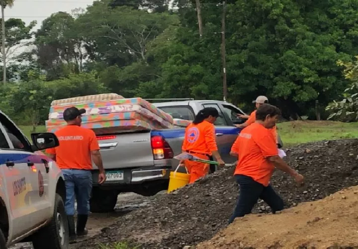 En el lugar, los moradores aún realizan labores de limpieza, tratando de eliminar los rastros de lodo y agua sucia que entró hasta sus hogares, y buscando artículos que puedan ser recuperados. Foto. Thays Domínguez