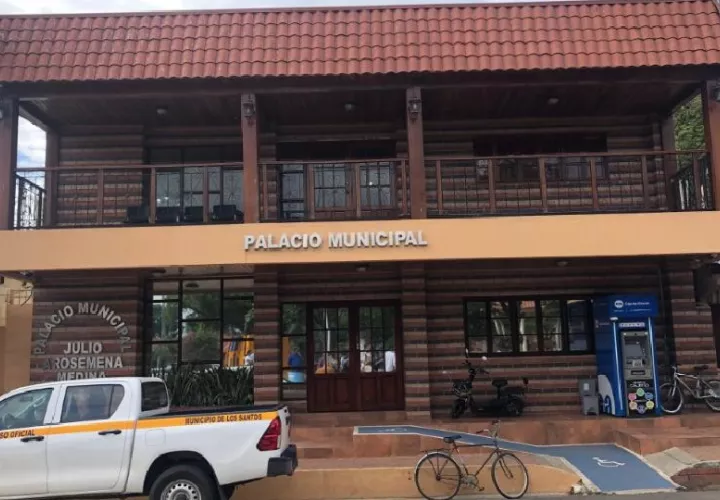El alcalde de Los Santos, Raúl Montenegro, indicó que la decisión de realizar estos cobros y órdenes de cierre fue unilateral de la Tesorería Municipal del distrito, la cual está en el puesto desde el 2022. Foto. Thays Domínguez