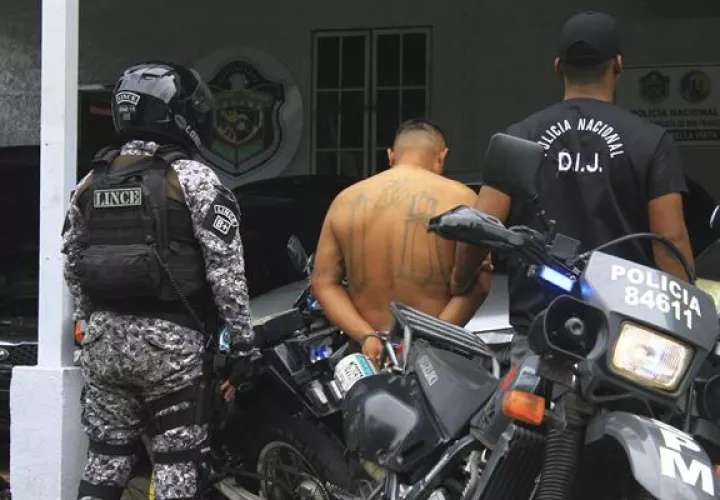 La Policía Nacional muestra al detenido salvadoreño.