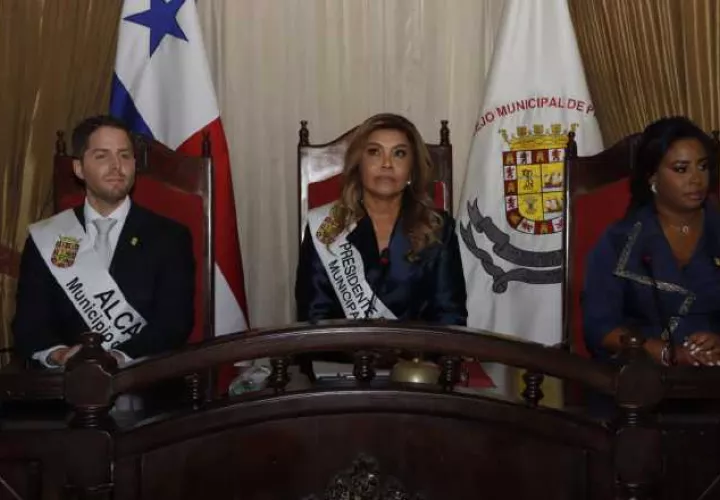 El alcalde de Panamá, Mayer Mizrachi, junto a la presidenta del Consejo Municipal, Keyra Navarro, y la vicealcaldesa Yatzumaly Worrell Thomas.