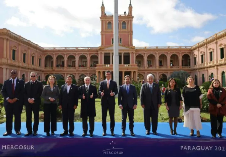 El presidente José Raúl Mulino realizó varias reuniones bilaterales durante su estadía en Paraguay. 