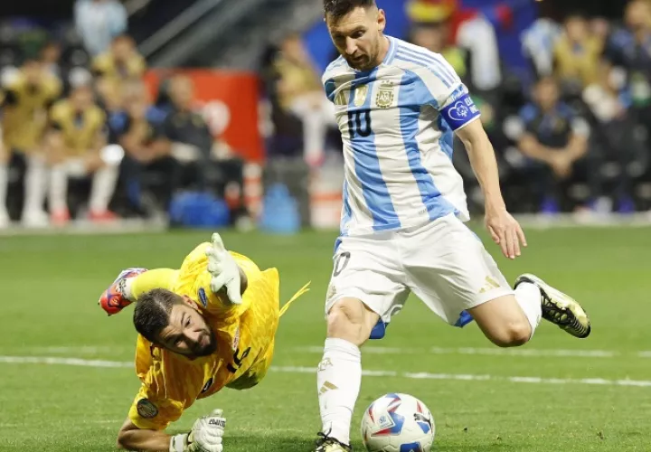 Messi de Argentina (der.) intenta evadir a Maxime Crepeau portero de Canadá durante el partido de ronda regular de Copa América  Foto: EFE