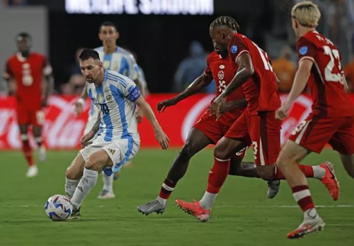 Messi  de Argentina (10) es marcado por jugadores de Canadá. Foto: EFE