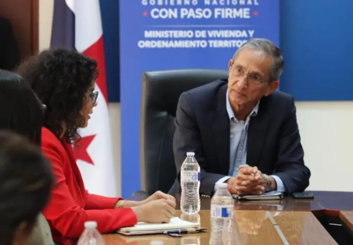  El ministro del Miviot, Jaime Jované, se reunión con la alcaldesa de San Miguelito, Irma Hernández. Foto: Cortesía
