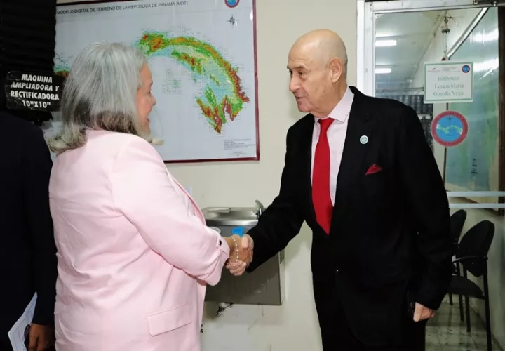 La  ministra del Mides, Beatriz Carles de Arango, y el director del Instituto  Tommy Guardia, Walter Gerardo Myers.