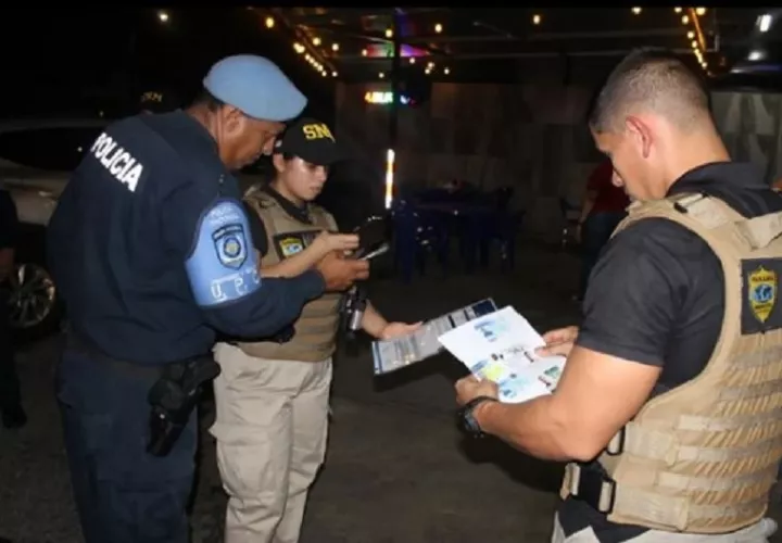 Las principales razones de las citaciones a cuatro ciudadanos extranjeros, fue por realizar actividades lucrativas sin autorización. Foto. Migración