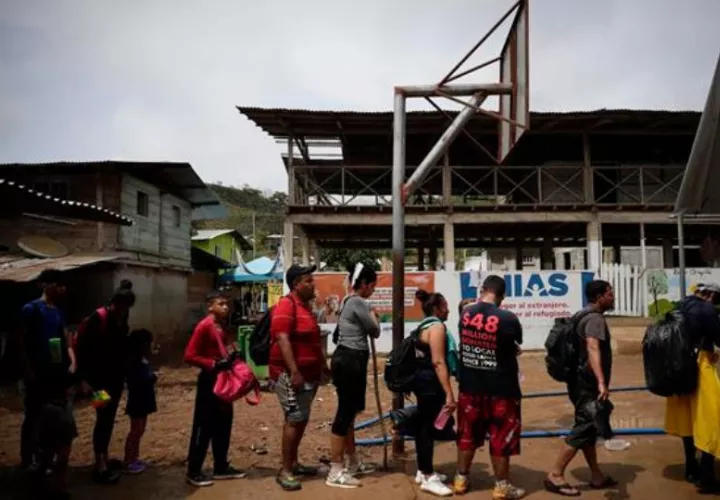  Migrantes esperan en una fila para ser registrados por migración luego de cruzar la selva del Darién. Foto: EFE