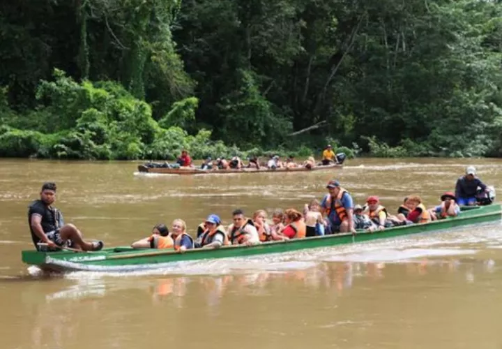 Migrantes llegan en canoa por el río Tuquesa en Darién. Foto: EFE