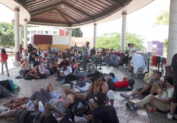  Migrantes permanecen en una plaza pública, en la ciudad de Tapachula. Foto: EFE