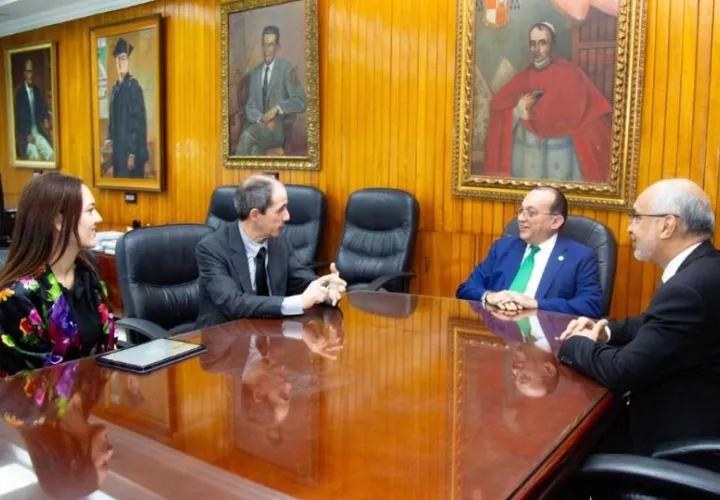  Reunión entre el viceministro del Mitradel, Gregorio Ordóñez y el rector de la UP, Eduardo Flores. Foto: Cortesía
