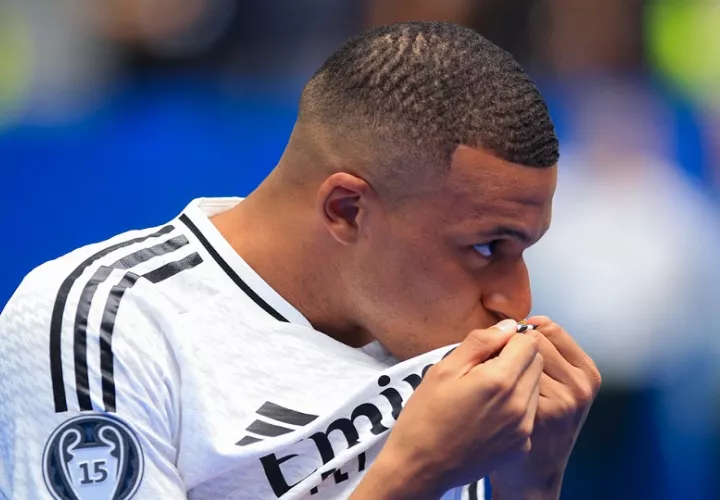 Kylian Mbappé besó en reiteradas ocasiones el escudo del Real Madrid. Foto: EFE