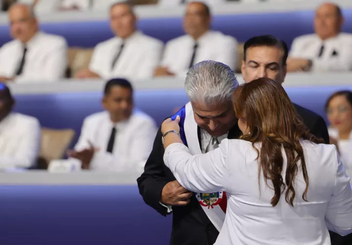 José Raúl Mulino mostró su emoción por recibir la banda presidencial. Foto: Cortesía 