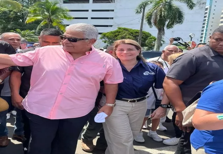 José Raúl Mulino junto a Sara Moreno, subdirectora de Sertv. Foto: Cortesía - Instagram Sertv.