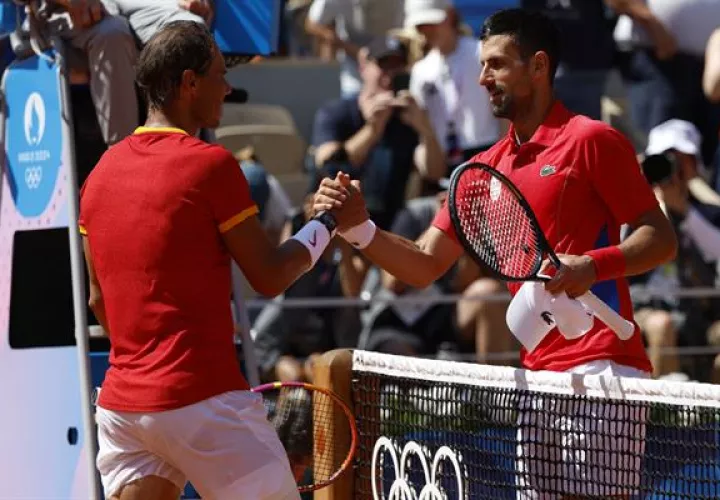 Rafael Nadal de España felicita a  Novak Djokovic de Serbia, luego de su partido en París 2024. Foto: EFE