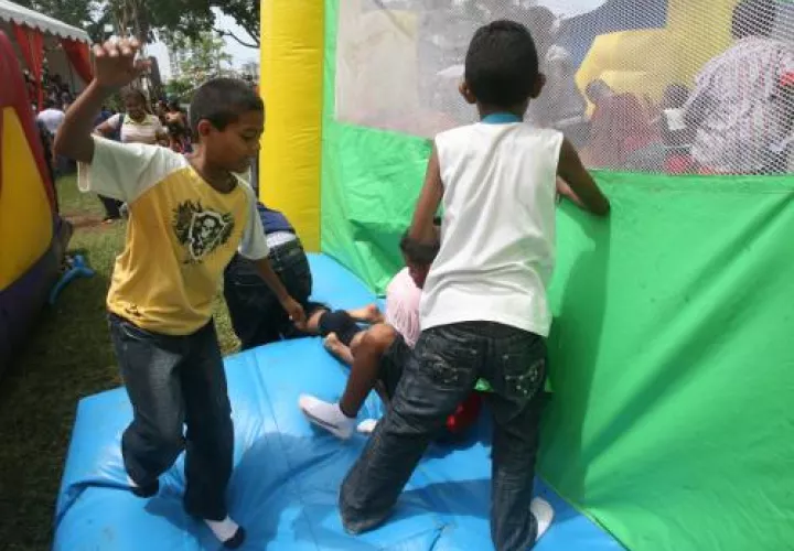 Niños celebran su día jugando en inflables. Foto: Cortesía