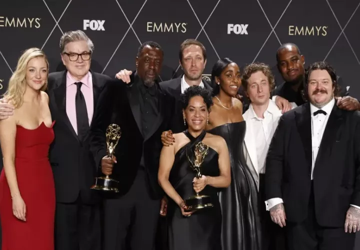 El elenco de la serie 'The Bear' durante la gala de la edición 75 de los premios Emmy. Foto: EFE / Caroline Brehman