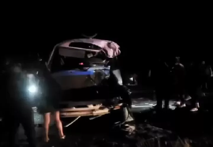 Las dos personas fallecidas son el conductor del transporte de pasajeros y el chófer del camión.