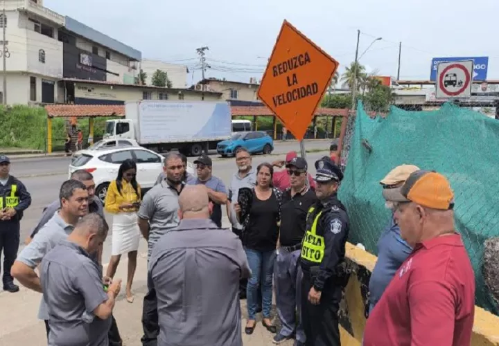 Los operativos de inversión de vías que se realizan y la imposición de multas a los conductores que transitan por los hombros de la carretera, también permiten mantener un control del tráfico.. Foto. Eric Montenegro