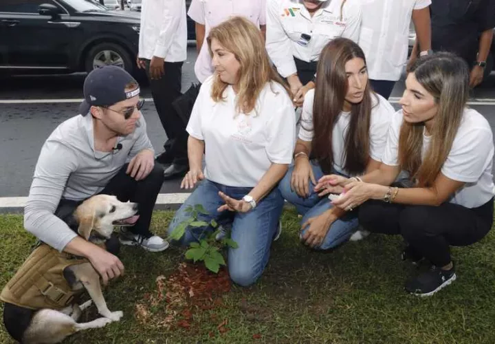 El alcalde Mayer Mizrachi, la primera dama Maricel de Mulino y sus hijas participaron en la actividad. Foto:  Víctor Arosemena