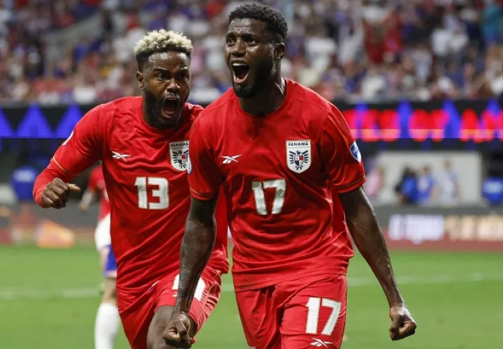 Los Freddy Góndola (izq.) y José Fajardo de la selección de Panamá. Foto: EFE