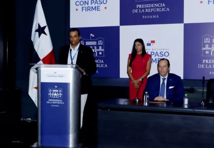 El canciller Javier Martínez Acha y el director Aeronáutica Civil, Rafael Bárcenas, ofrecieron una conferencia de prensa. Foto: Víctor Arosemena