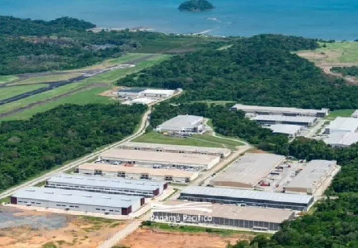 Vista panorámica de archivo del área logística de Panamá Pacífico, con el aeropuerto al lado izquierdo y el Pacífico al fondo.  Archivo