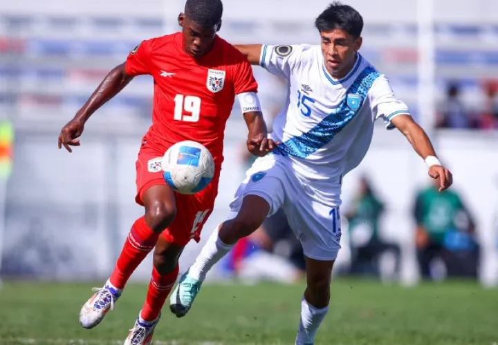 Rafael Mosquera de Panamá (19) es marcado por un jugador de Guatemala. Foto: Fepafut