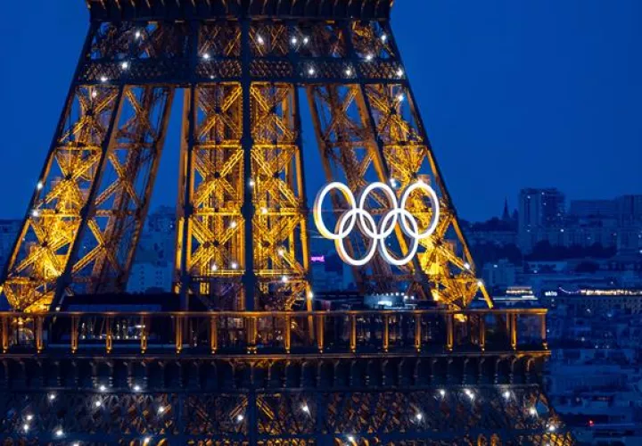 La Torre Eiffel con los aros olímpico.Foto: EFE
